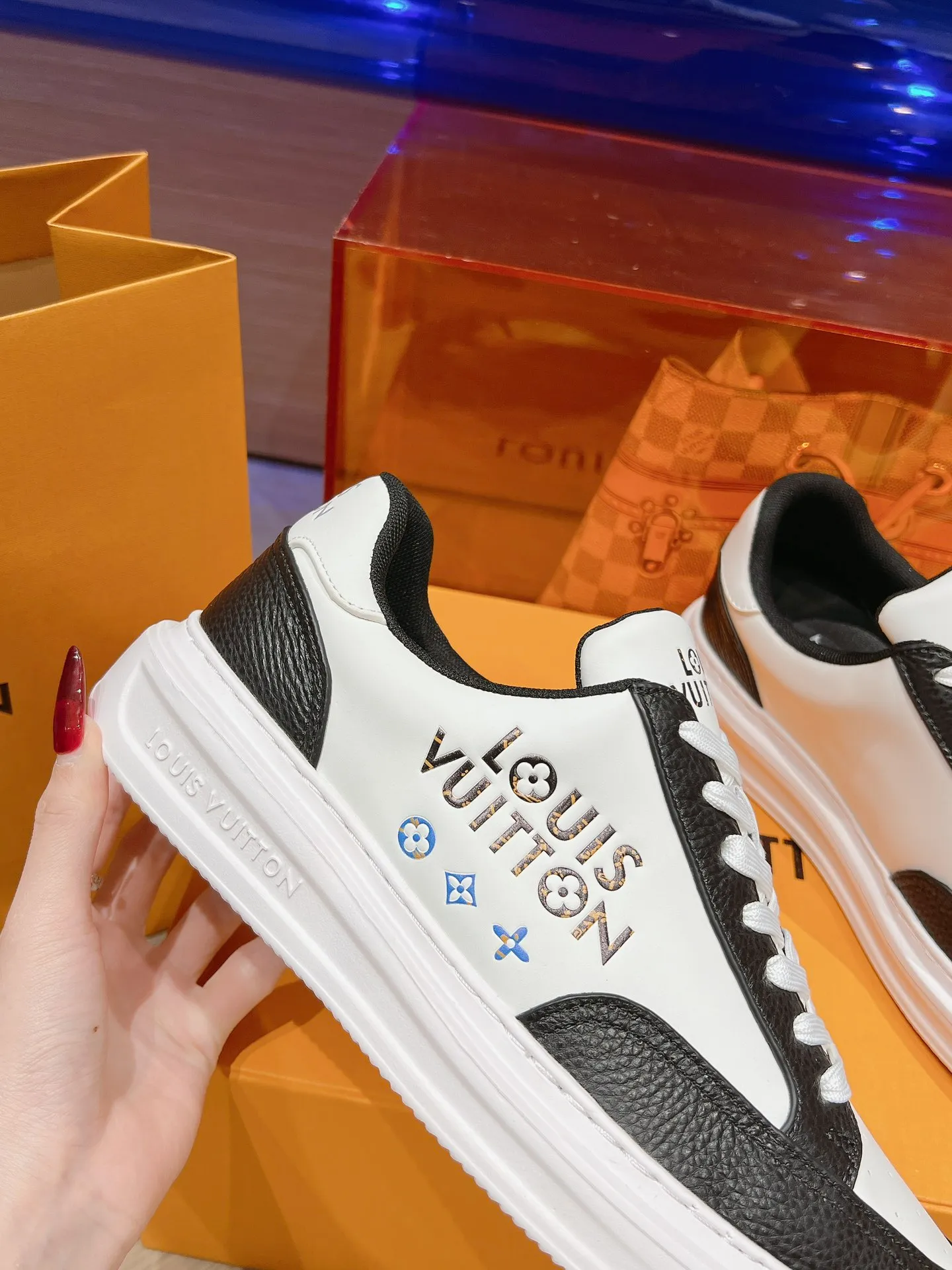👟👟Ex-factory price 680👟👟 LV 2024 new height-increasing white shoes, color matching and leather craftsmanship, 3D logo embossing technology on the heel to increase the three-dimensional effect, pebbled cowhide, PU foam outsole! Super lightweight! Your feet won’t get tired from walking.  Code number: 37-45